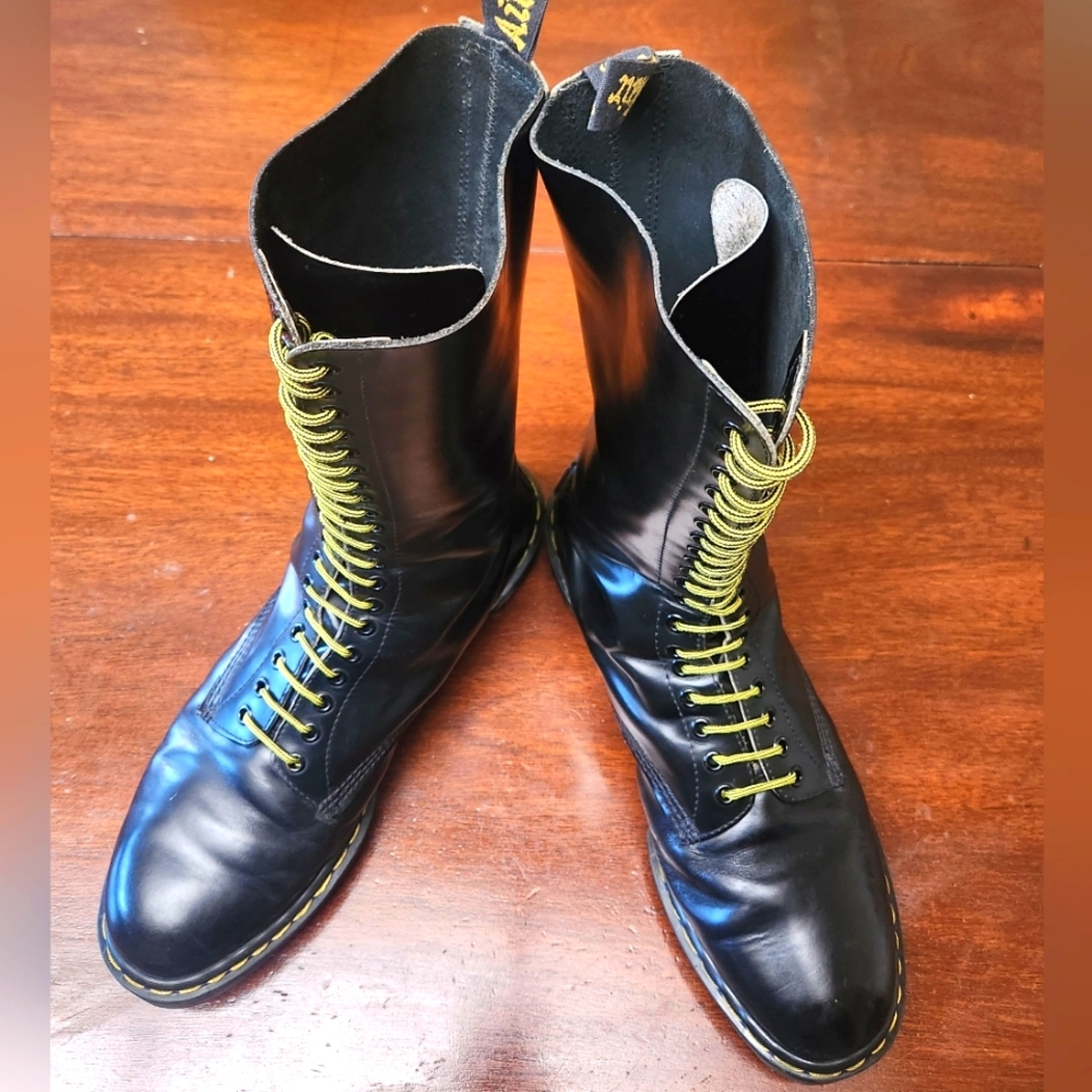 Made in England Doc Marten boots - Picture 2 of 9